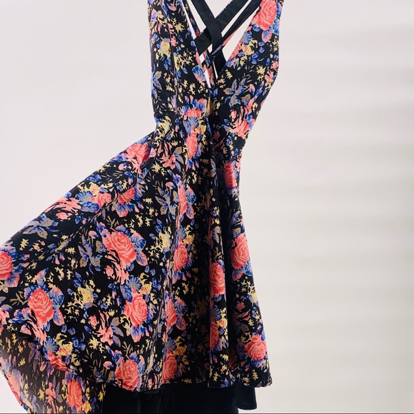 LUCCA COUTURE Criss Cross Bed of Roses Hi Lo Dress - Picture 3 of 8